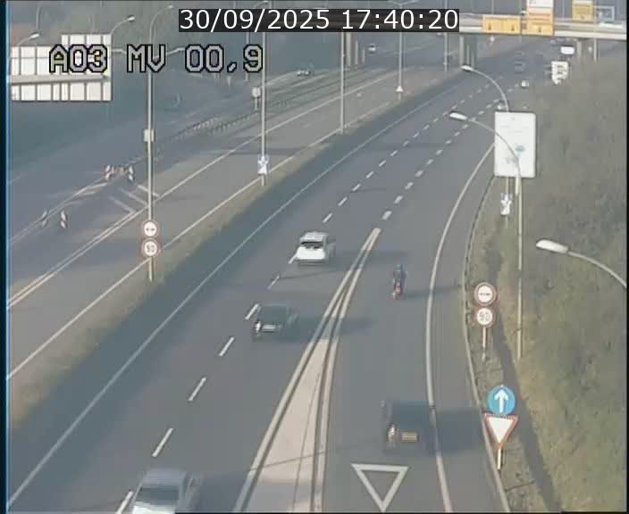 Traffic live webcam Luxembourg Croix de Gasperich - A3 - BK 0.4 - direction Luxembourg