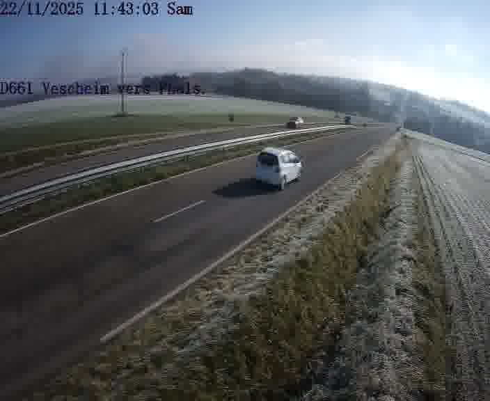 Caméra routière située sur D661 (France) à Vescheim, orientée vers Phalsbourg, surveillant en continu la circulation locale et régionale.