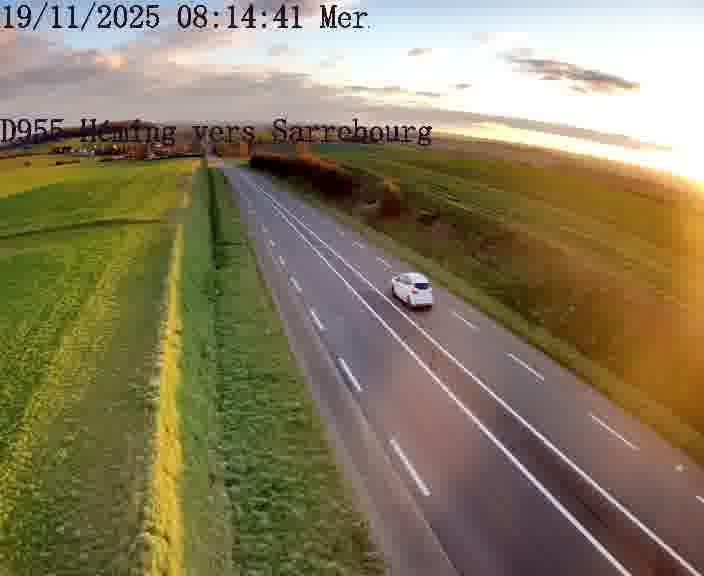 Caméra routière située sur D955 (France) à Heming, orientée vers Sarrebourg, surveillant en continu la circulation locale et régionale.