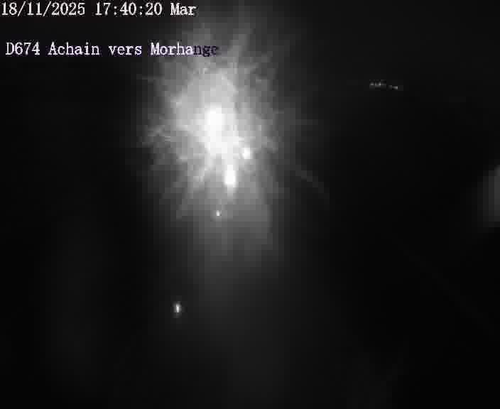 Caméra de trafic sur D674 (France) à Achain, orientée vers Morhange, permettant d’évaluer fluidité, incidents et densité automobile.