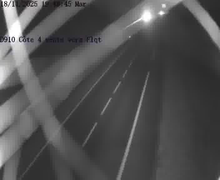 Webcam sur la D910 située dans la Côte des 4 vents. Vue orientée vers le haut de la côte, vers Faulquemont