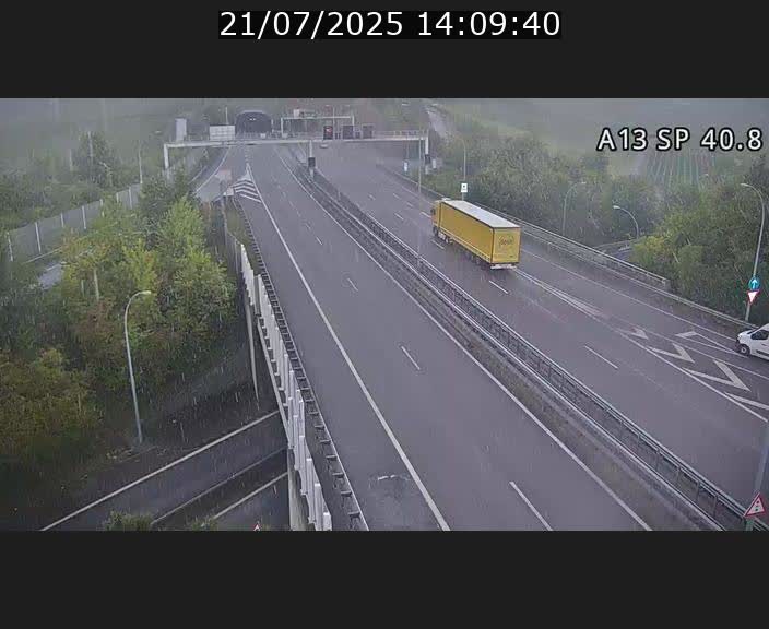 Webcam avec vue sur l'entrée côté allemand du tunnel Markusbierg à Schengen. Vue orientée vers le tunnel et Bettembourg