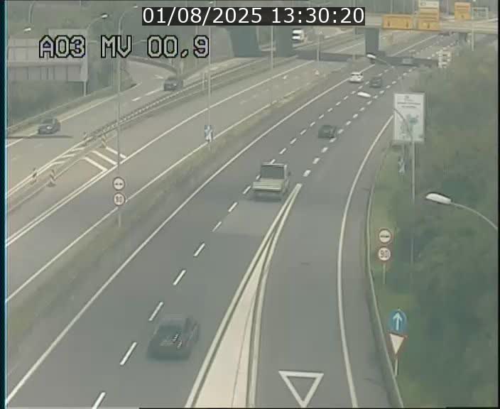 Traffic live webcam Luxembourg Croix de Gasperich - A3 - BK 0.4 - direction Luxembourg