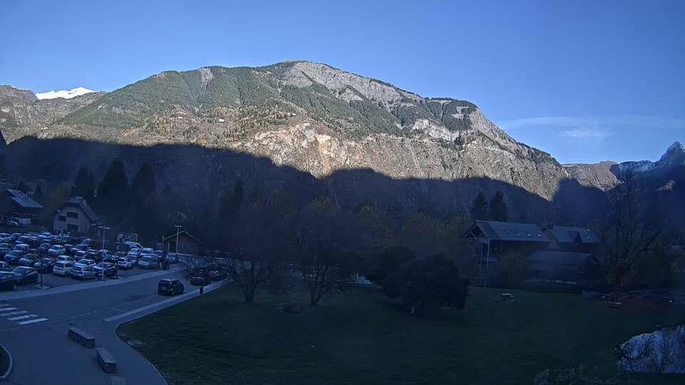 Webcam au niveau de la mairie du village du Bourg d'Oisans, aux pieds de l'Alpe d'Huez et aux portes du parc des Écrins