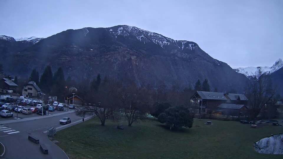 Webcam au niveau de la mairie du village du Bourg d'Oisans, aux pieds de l'Alpe d'Huez et aux portes du parc des Écrins