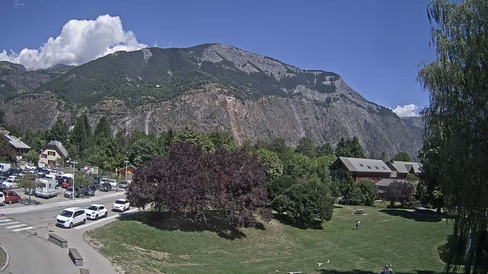 Webcam au niveau de la mairie du village du Bourg d'Oisans, aux pieds de l'Alpe d'Huez et aux portes du parc des Écrins