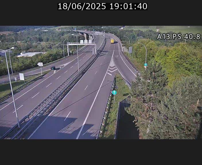 Webcam autoroute A13 à la sortie est du tunnel Markusbierg à Schengen. Vue sur le pont de la Moselle, vers l'Allemagne