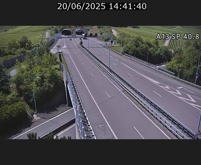 Webcam avec vue sur l'entrée côté allemand du tunnel Markusbierg à Schengen. Vue orientée vers le tunnel et Bettembourg
