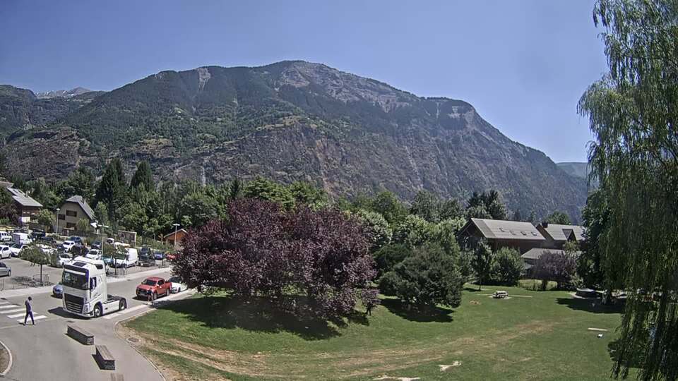 Webcam au niveau de la mairie du village du Bourg d'Oisans, aux pieds de l'Alpe d'Huez et aux portes du parc des Écrins