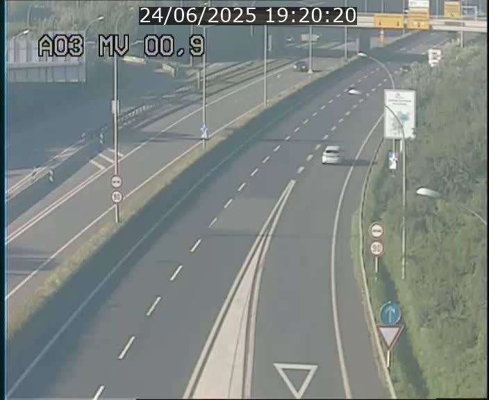 Traffic live webcam Luxembourg Croix de Gasperich - A3 - BK 0.4 - direction Luxembourg