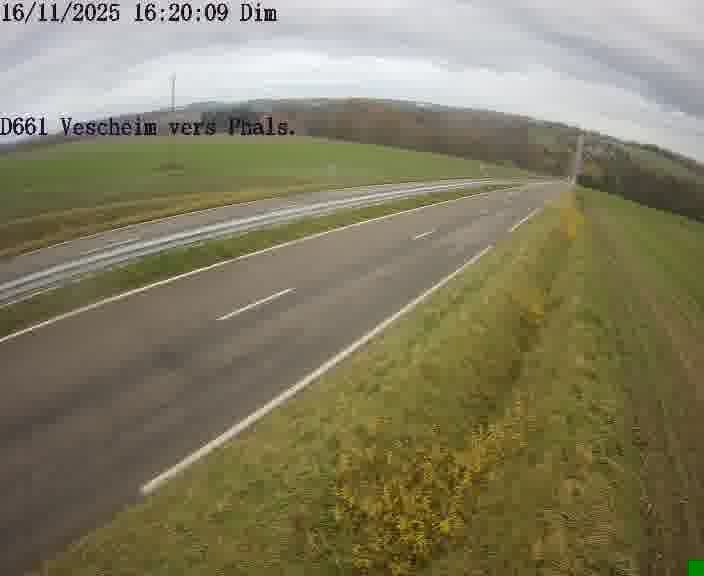 Caméra routière située sur D661 (France) à Vescheim, orientée vers Phalsbourg, surveillant en continu la circulation locale et régionale.