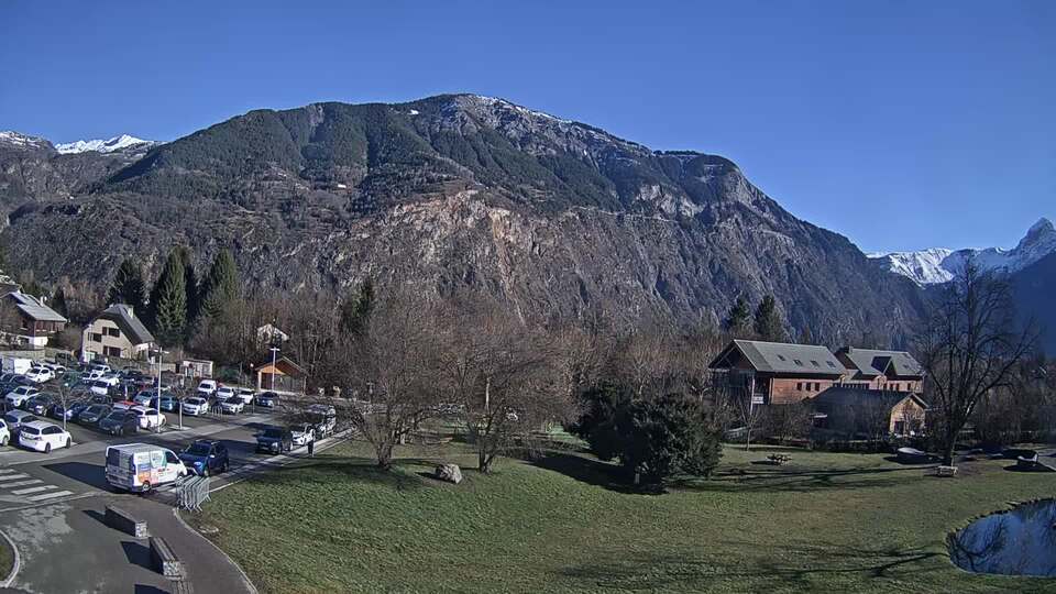 Webcam au niveau de la mairie du village du Bourg d'Oisans, aux pieds de l'Alpe d'Huez et aux portes du parc des Écrins