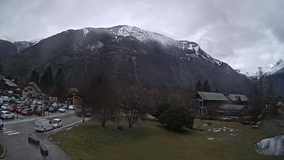 Webcam au niveau de la mairie du village du Bourg d'Oisans, aux pieds de l'Alpe d'Huez et aux portes du parc des Écrins