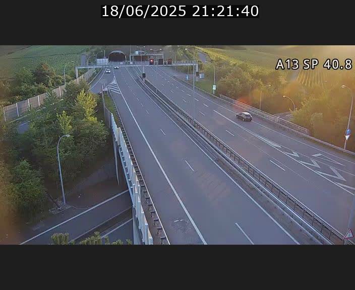 Webcam avec vue sur l'entrée côté allemand du tunnel Markusbierg à Schengen. Vue orientée vers le tunnel et Bettembourg