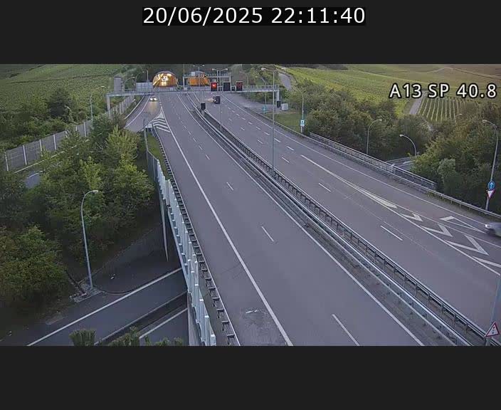 Webcam avec vue sur l'entrée côté allemand du tunnel Markusbierg à Schengen. Vue orientée vers le tunnel et Bettembourg