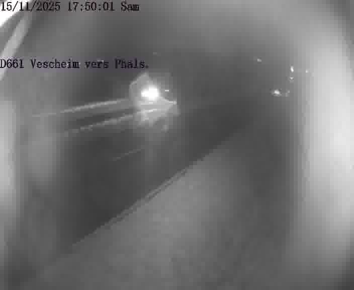 Caméra routière située sur D661 (France) à Vescheim, orientée vers Phalsbourg, surveillant en continu la circulation locale et régionale.