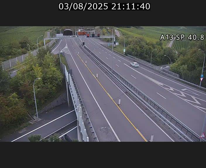 Webcam avec vue sur l'entrée côté allemand du tunnel Markusbierg à Schengen. Vue orientée vers le tunnel et Bettembourg