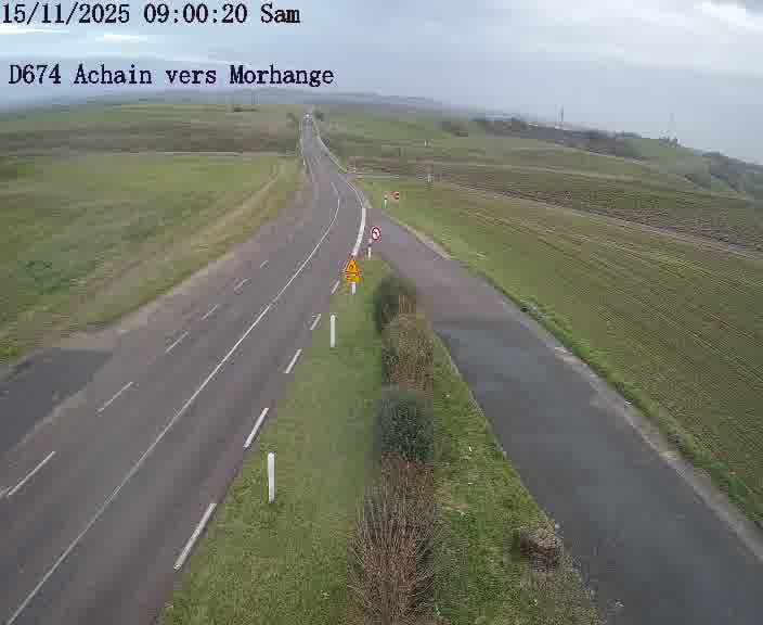 Caméra de trafic sur D674 (France) à Achain, orientée vers Morhange, permettant d’évaluer fluidité, incidents et densité automobile.