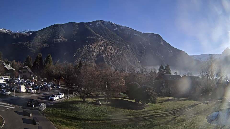 Webcam au niveau de la mairie du village du Bourg d'Oisans, aux pieds de l'Alpe d'Huez et aux portes du parc des Écrins