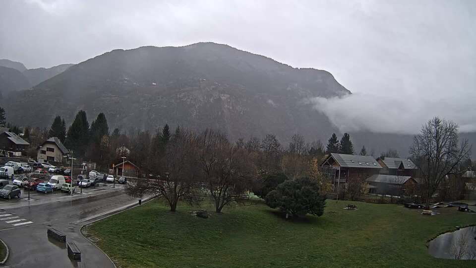 Webcam au niveau de la mairie du village du Bourg d'Oisans, aux pieds de l'Alpe d'Huez et aux portes du parc des Écrins