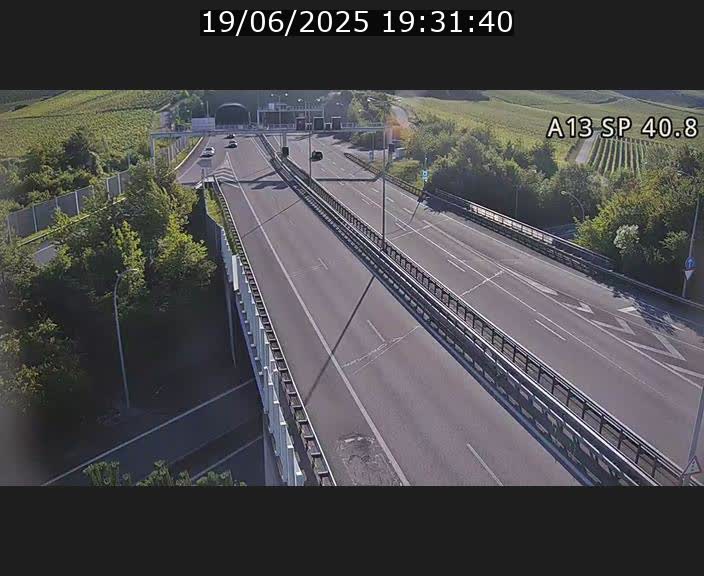 Webcam avec vue sur l'entrée côté allemand du tunnel Markusbierg à Schengen. Vue orientée vers le tunnel et Bettembourg