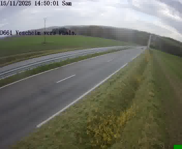 Caméra routière située sur D661 (France) à Vescheim, orientée vers Phalsbourg, surveillant en continu la circulation locale et régionale.