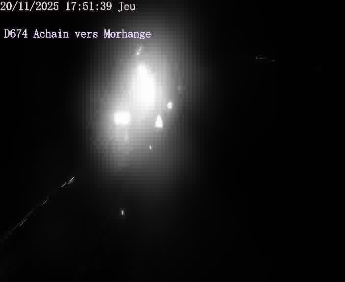 Caméra de trafic sur D674 (France) à Achain, orientée vers Morhange, permettant d’évaluer fluidité, incidents et densité automobile.