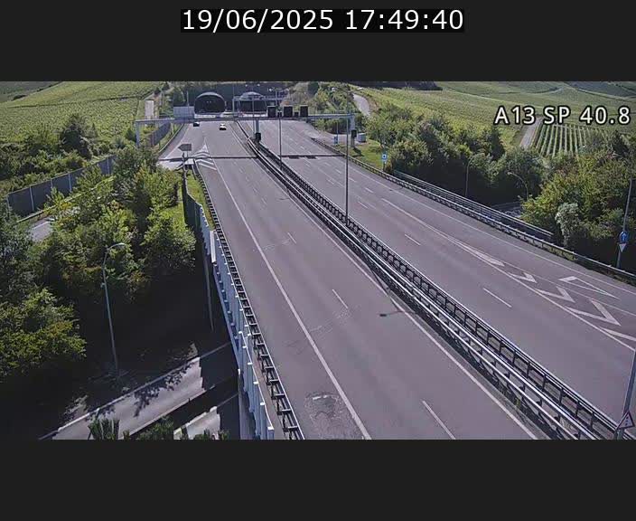 Webcam avec vue sur l'entrée côté allemand du tunnel Markusbierg à Schengen. Vue orientée vers le tunnel et Bettembourg