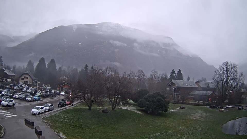 Webcam au niveau de la mairie du village du Bourg d'Oisans, aux pieds de l'Alpe d'Huez et aux portes du parc des Écrins
