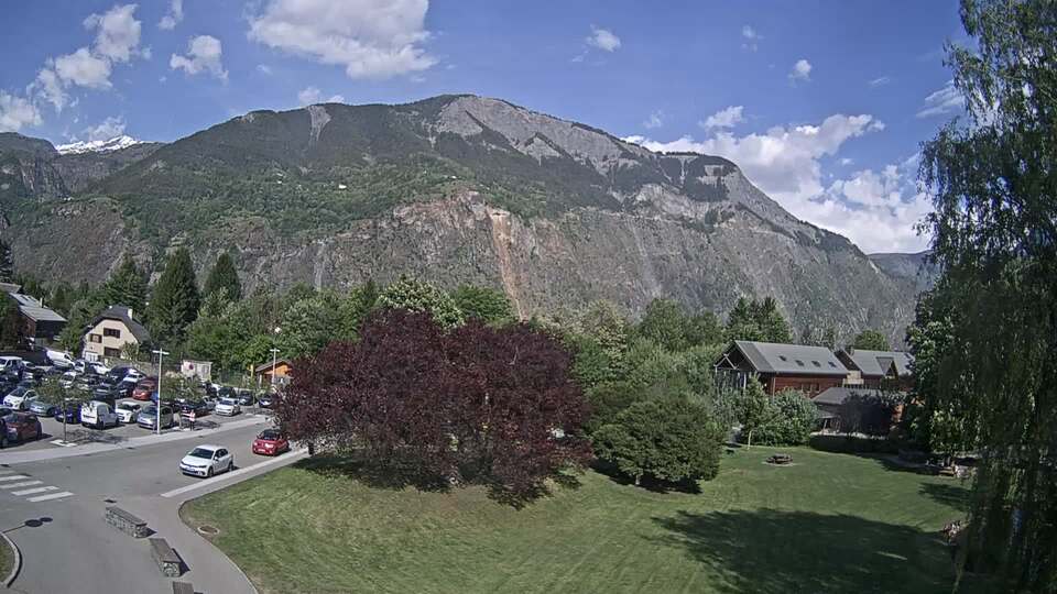 Webcam au niveau de la mairie du village du Bourg d'Oisans, aux pieds de l'Alpe d'Huez et aux portes du parc des Écrins