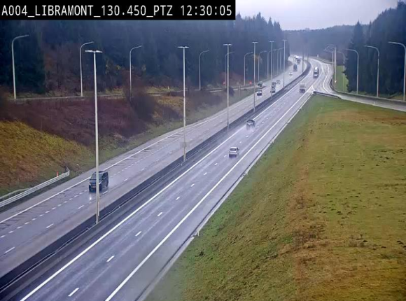 Webcam E411 à hauteur de la sortie 25 de Libramont menant vers Bouillon, Sedan et Reims via la N89. Vue orientée vers Bruxelles