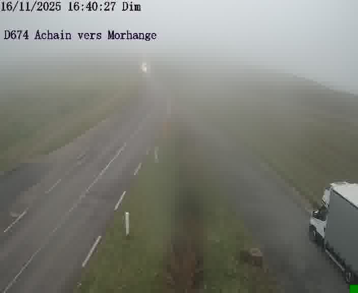 Caméra de trafic sur D674 (France) à Achain, orientée vers Morhange, permettant d’évaluer fluidité, incidents et densité automobile.