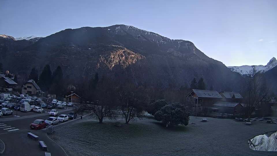 Webcam au niveau de la mairie du village du Bourg d'Oisans, aux pieds de l'Alpe d'Huez et aux portes du parc des Écrins