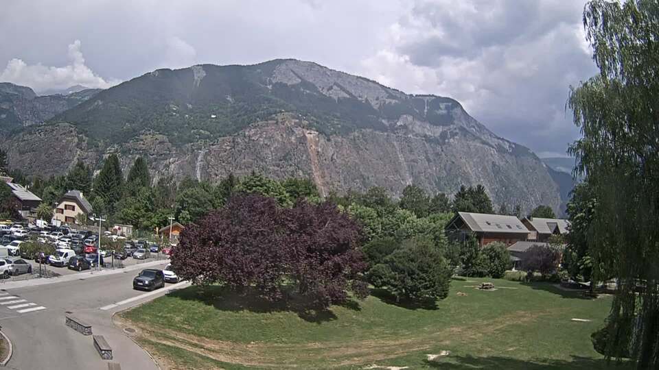 Webcam au niveau de la mairie du village du Bourg d'Oisans, aux pieds de l'Alpe d'Huez et aux portes du parc des Écrins