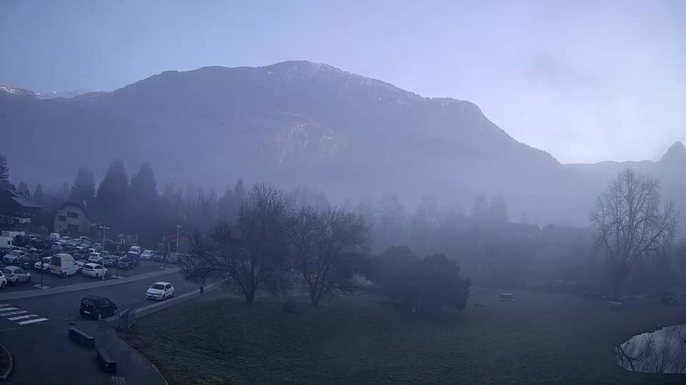 Webcam au niveau de la mairie du village du Bourg d'Oisans, aux pieds de l'Alpe d'Huez et aux portes du parc des Écrins