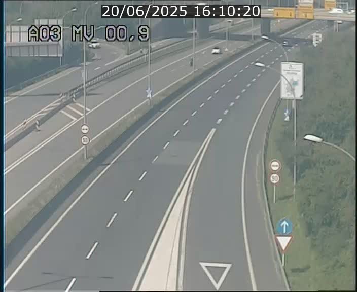 Traffic live webcam Luxembourg Croix de Gasperich - A3 - BK 0.4 - direction Luxembourg