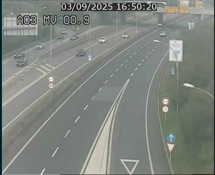 Traffic live webcam Luxembourg Croix de Gasperich - A3 - BK 0.4 - direction Luxembourg