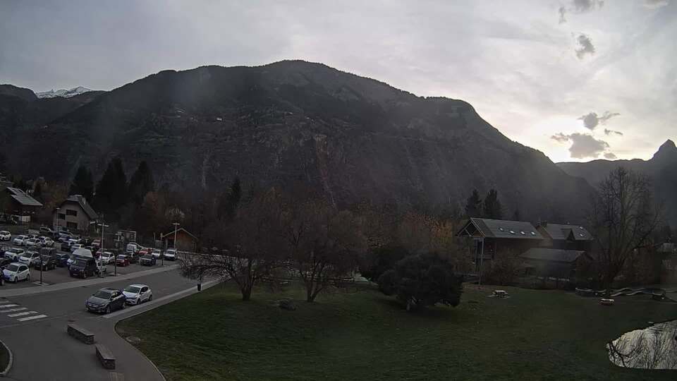 Webcam au niveau de la mairie du village du Bourg d'Oisans, aux pieds de l'Alpe d'Huez et aux portes du parc des Écrins