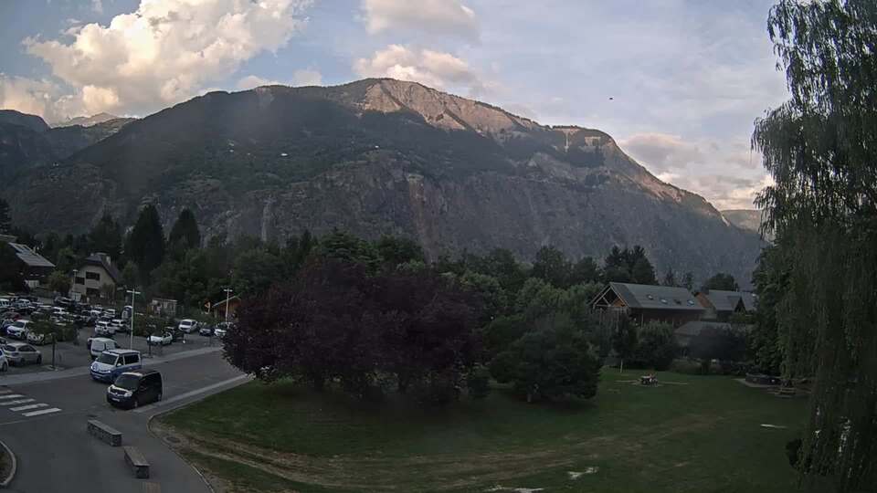 Webcam au niveau de la mairie du village du Bourg d'Oisans, aux pieds de l'Alpe d'Huez et aux portes du parc des Écrins