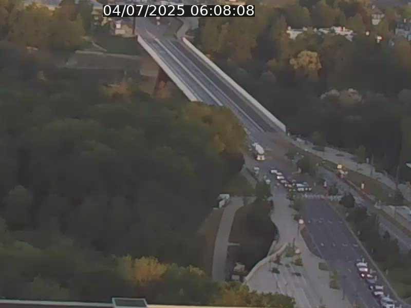 Webcam sur l'avenue John Fitzgerald Kennedy (N51) avec vue sur le Pont rouge (Pont Grande Duchesse Charlotte), l'arrêt Pfaffenthal et l'entrée du quartier Kirchberg