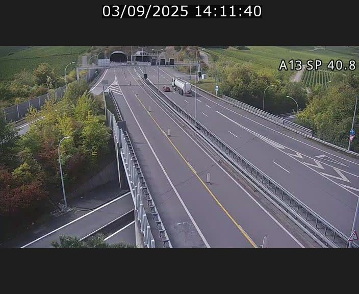 Webcam avec vue sur l'entrée côté allemand du tunnel Markusbierg à Schengen. Vue orientée vers le tunnel et Bettembourg