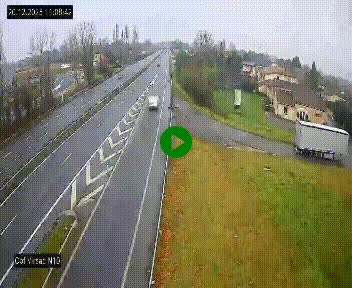 Vue en direct de l'autoroute A10 grâce à un drône situé au-dessus du péage de Virsac