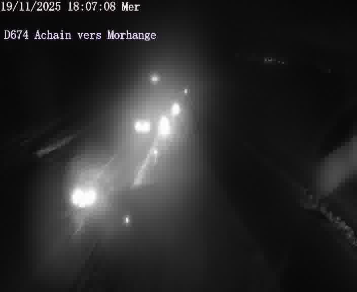 Caméra de trafic sur D674 (France) à Achain, orientée vers Morhange, permettant d’évaluer fluidité, incidents et densité automobile.