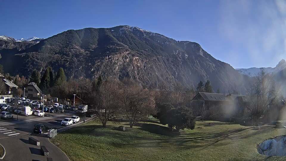 Webcam au niveau de la mairie du village du Bourg d'Oisans, aux pieds de l'Alpe d'Huez et aux portes du parc des Écrins