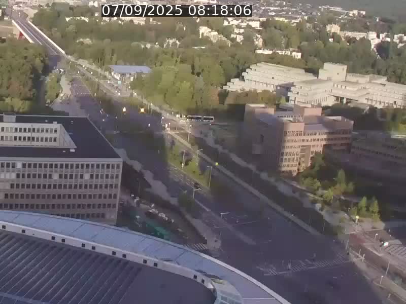Webcam sur l'avenue John Fitzgerald Kennedy (N51) avec vue sur le Pont rouge (Pont Grande Duchesse Charlotte), l'arrêt Pfaffenthal et l'entrée du quartier Kirchberg