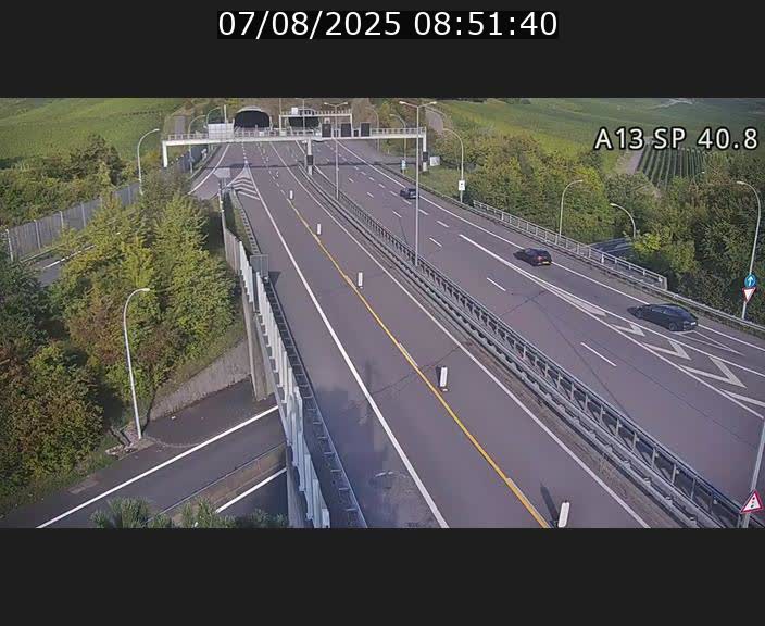 Webcam avec vue sur l'entrée côté allemand du tunnel Markusbierg à Schengen. Vue orientée vers le tunnel et Bettembourg