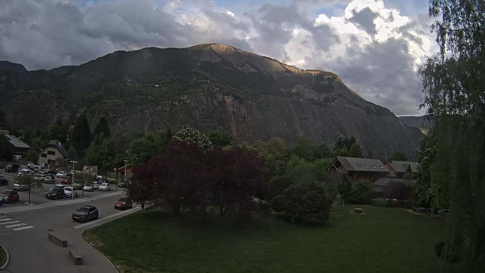 Webcam au niveau de la mairie du village du Bourg d'Oisans, aux pieds de l'Alpe d'Huez et aux portes du parc des Écrins