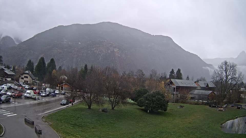 Webcam au niveau de la mairie du village du Bourg d'Oisans, aux pieds de l'Alpe d'Huez et aux portes du parc des Écrins