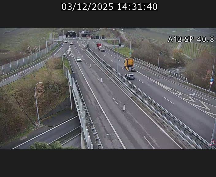 Webcam avec vue sur l'entrée côté allemand du tunnel Markusbierg à Schengen. Vue orientée vers le tunnel et Bettembourg