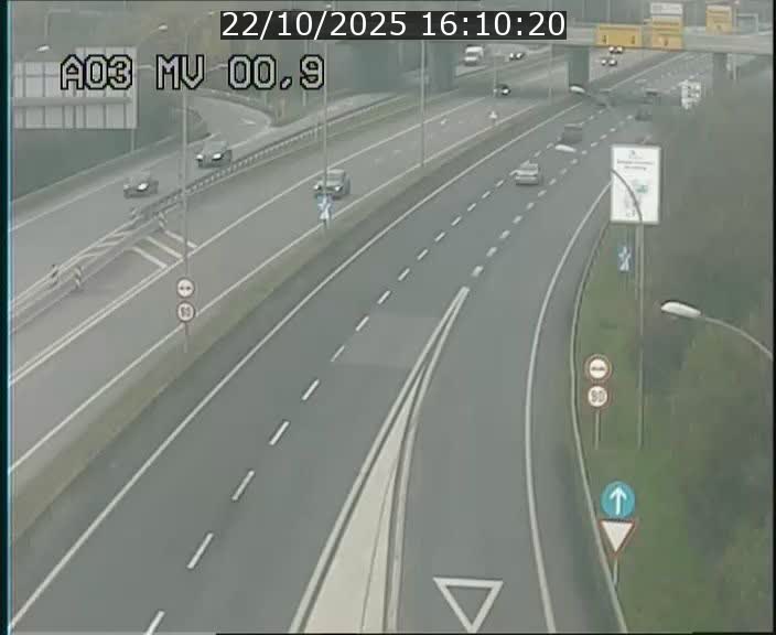 Traffic live webcam Luxembourg Croix de Gasperich - A3 - BK 0.4 - direction Luxembourg